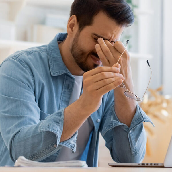 Ein Mann, der wegen der Arbeit gestresst ist.