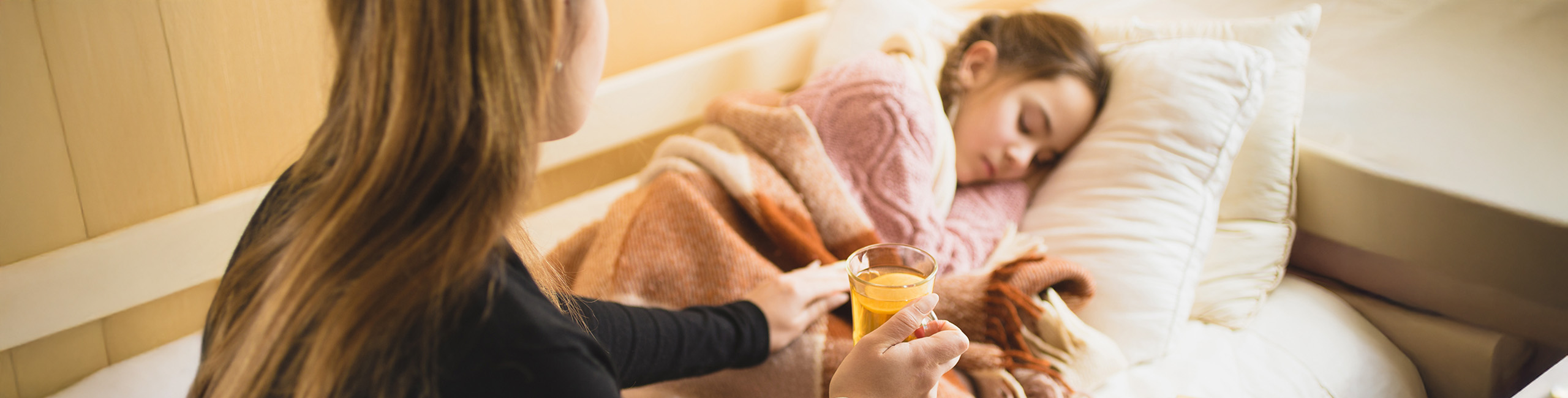 Ein krankes Schulmädchen und ihre Mutter.