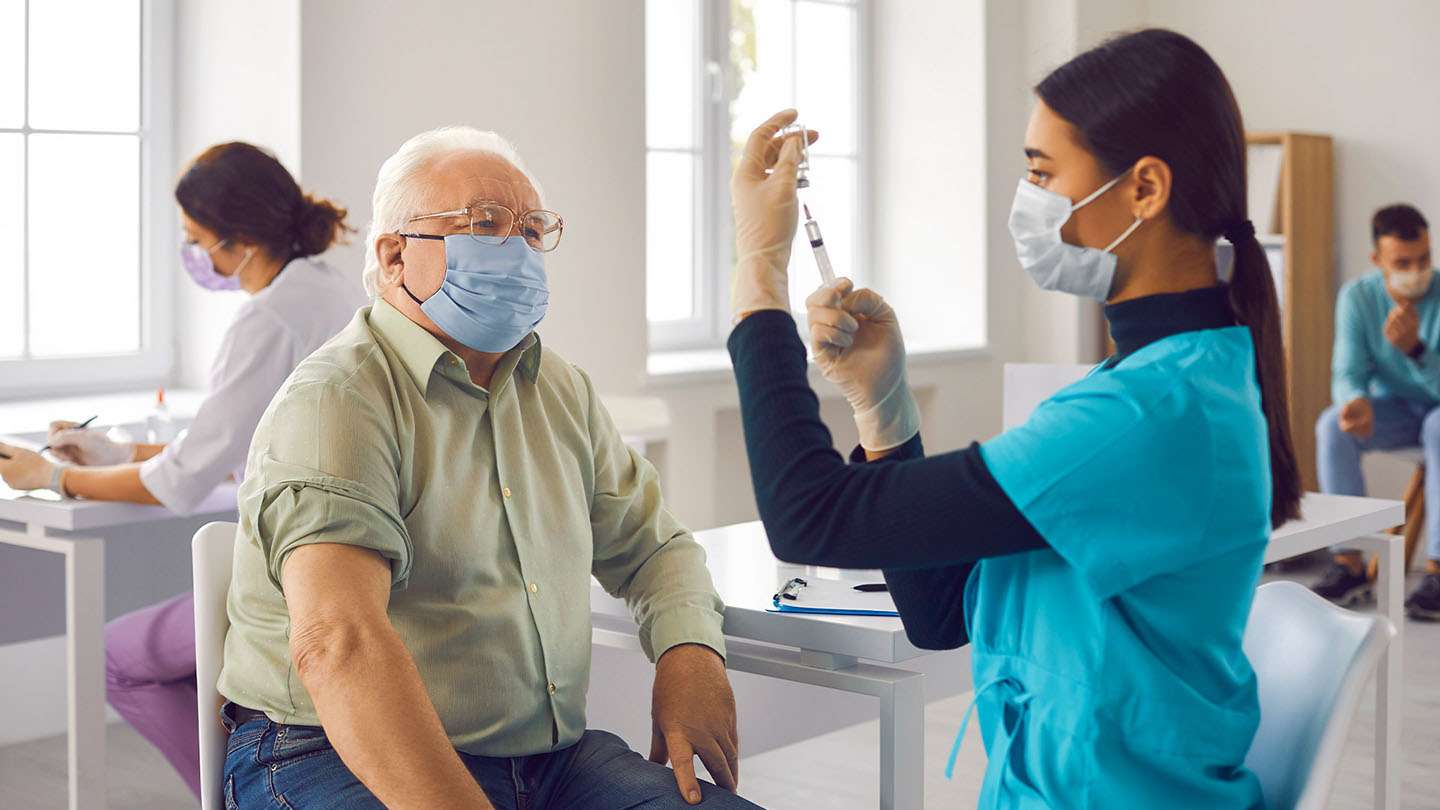 Impfung eines älteren Herrn zur Stärkung des Immunsystems.