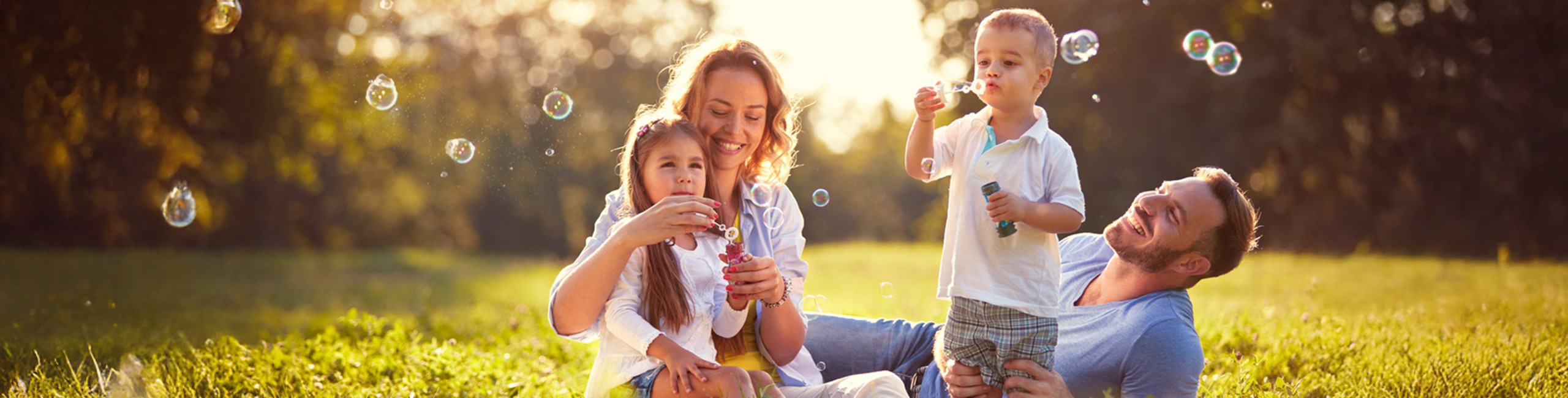 Eine unbeschwerte, gesunde Familie spielt im Freien.