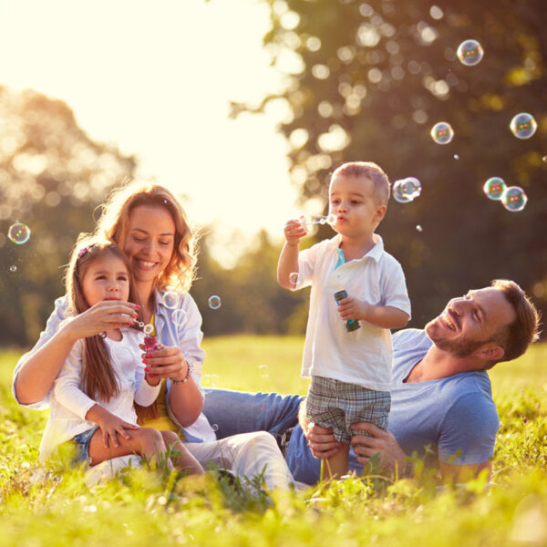 Eine unbeschwerte, gesunde Familie spielt im Freien.