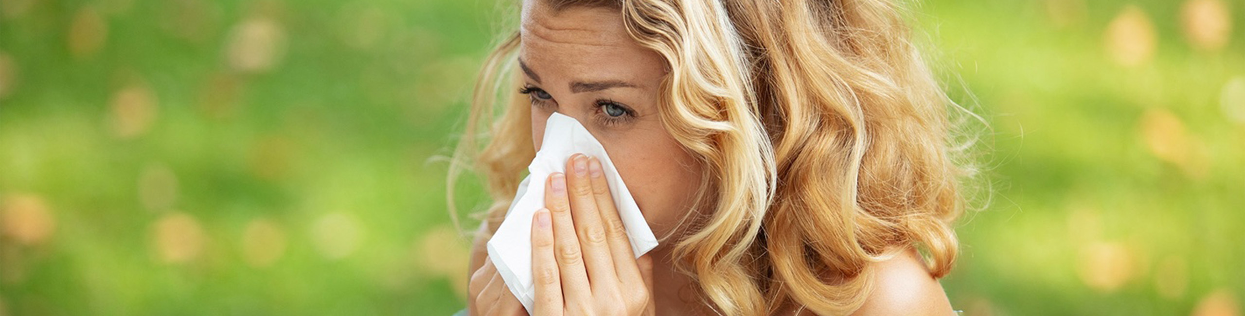 Eine Frau mit einer Atemwegsinfektion im Sommer.