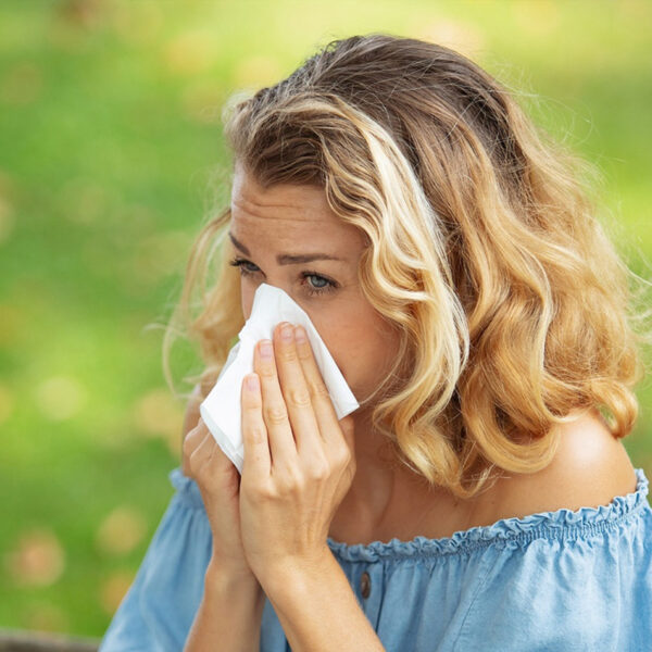 Eine Frau mit einer Atemwegsinfektion im Sommer.