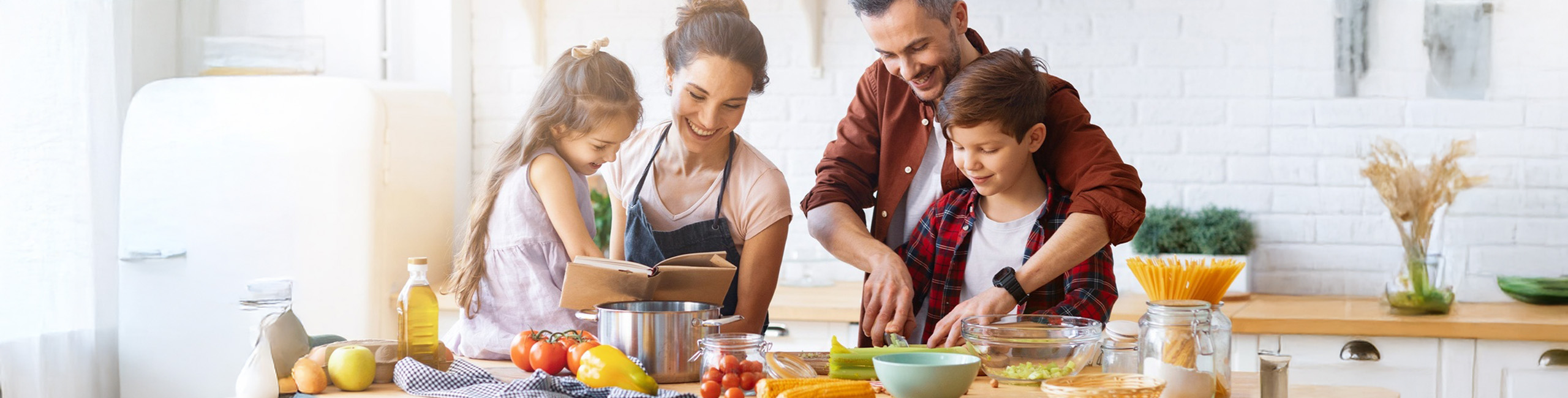 Die Familie bereitet das Mittagessen in der Küche zu.
