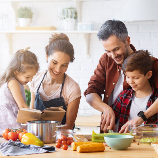 Die Familie bereitet das Mittagessen in der Küche zu.