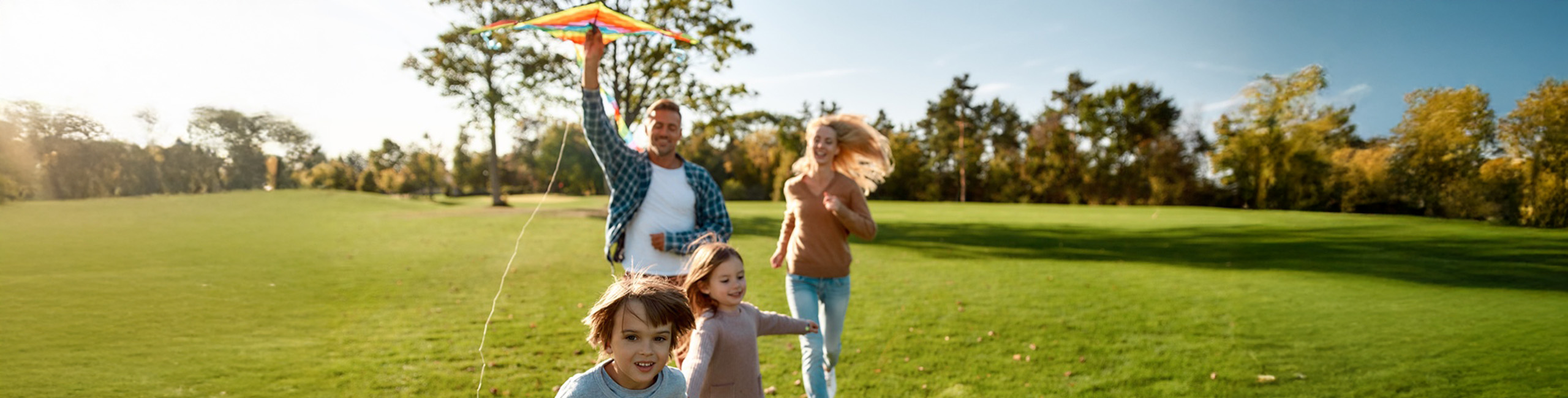 Familie im Freien, genießt den Urlaub.