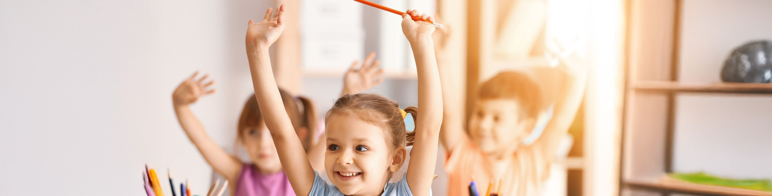 Glückliche Kinder in der Schule oder im Kindergarten.