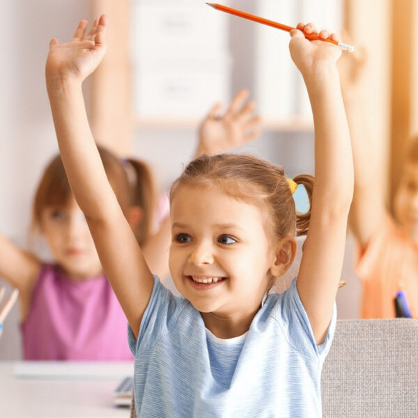 Glückliche Kinder in der Schule oder im Kindergarten.