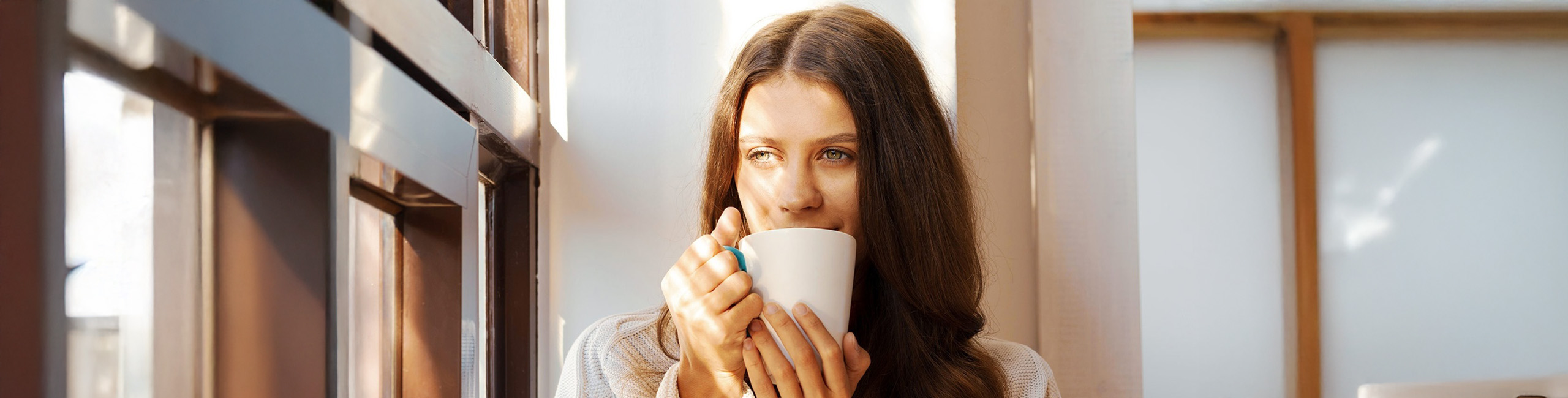 Eine Frau trinkt kalt Tee.