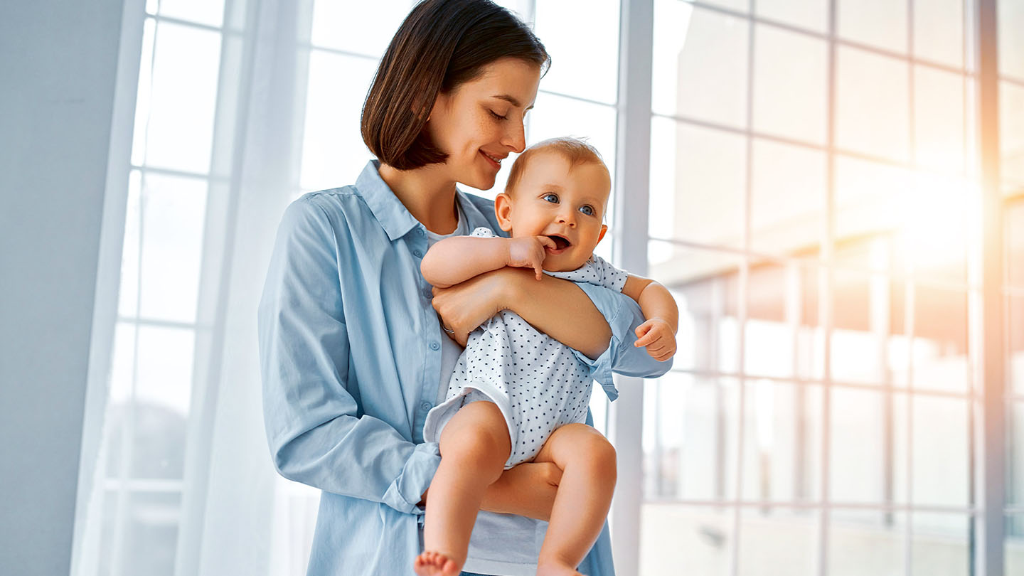 Mutter mit Kind im Arm.