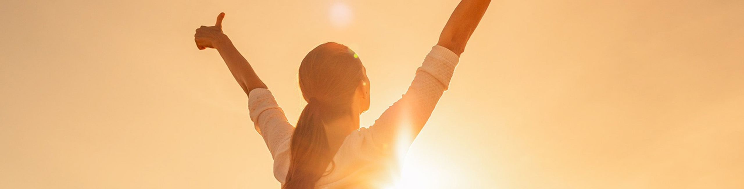 Eine zufriedene Frau mit einem trainierten Immunsystem.
