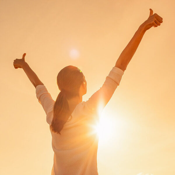 Eine zufriedene Frau mit einem trainierten Immunsystem.