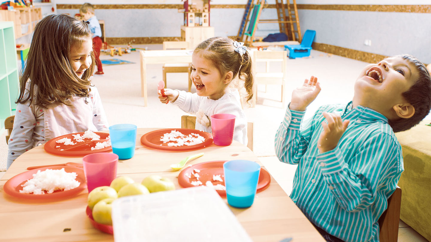 Die Kinder essen im Kindergarten zu Mittag.