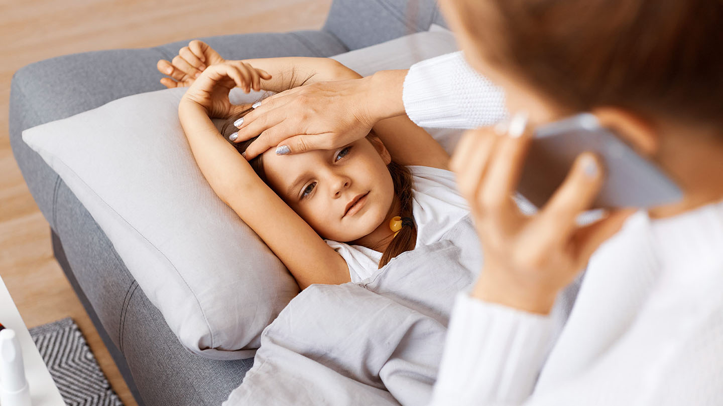 Krankes Kind mit Mutter, Erkältung, Grippe.