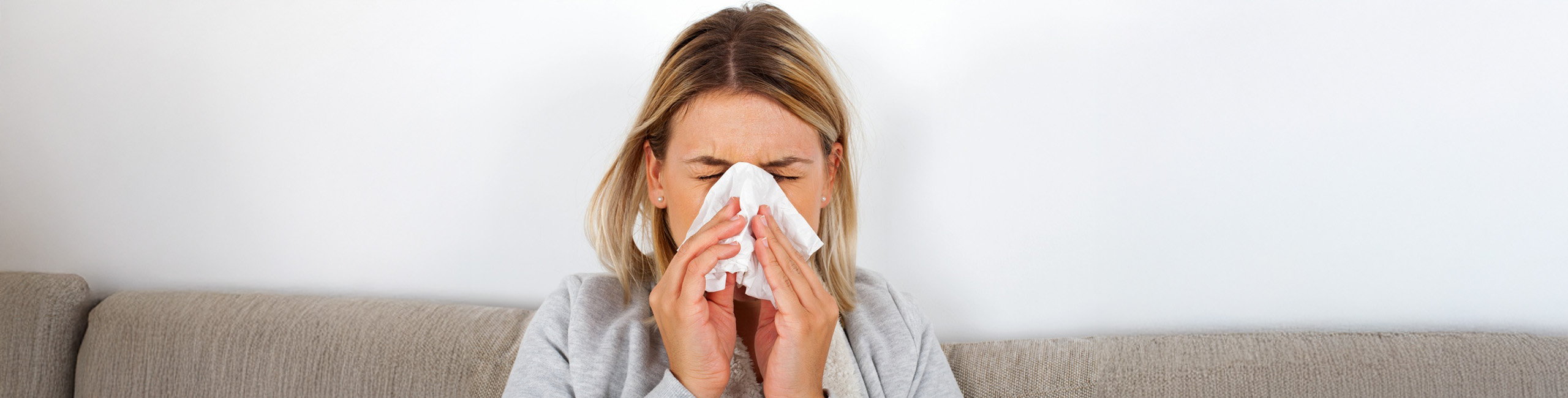 Kranke Frau, Unterschied zwischen Erkältung und Grippe.