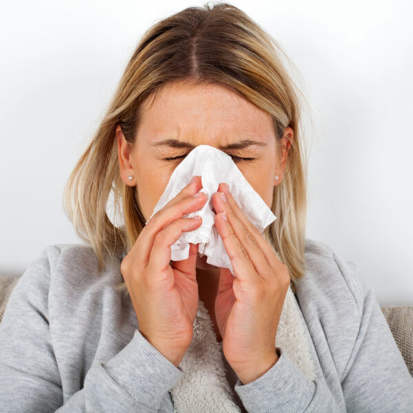 Kranke Frau, Unterschied zwischen Erkältung und Grippe.