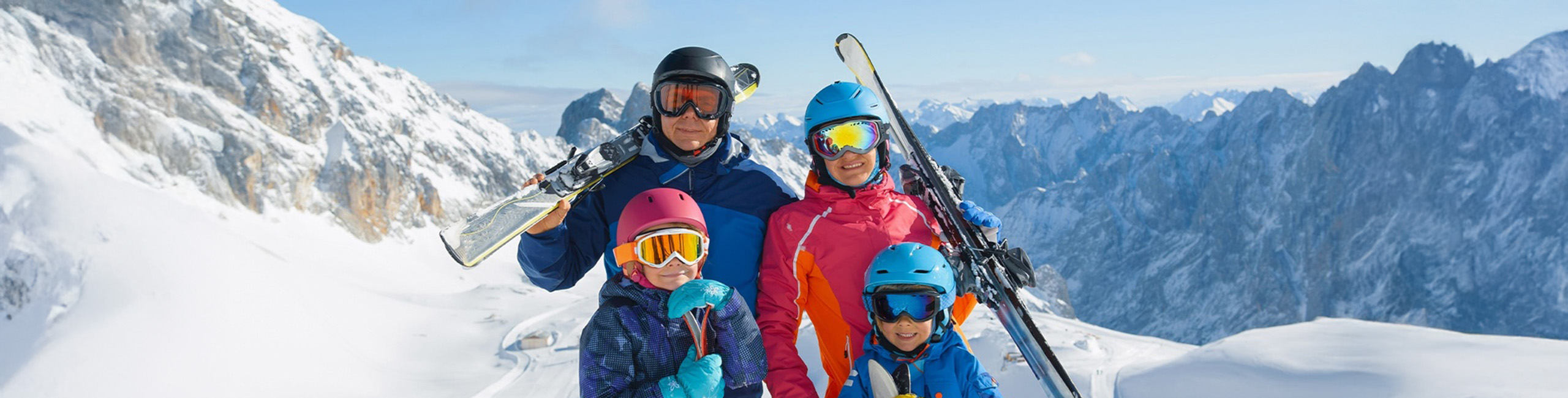 Familie im Skiurlaub, sportliche Aktivität.