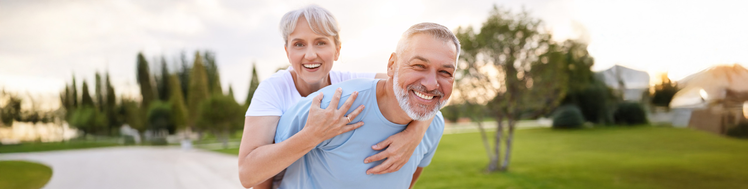 Gesundes Seniorenpaar genießt die Natur.