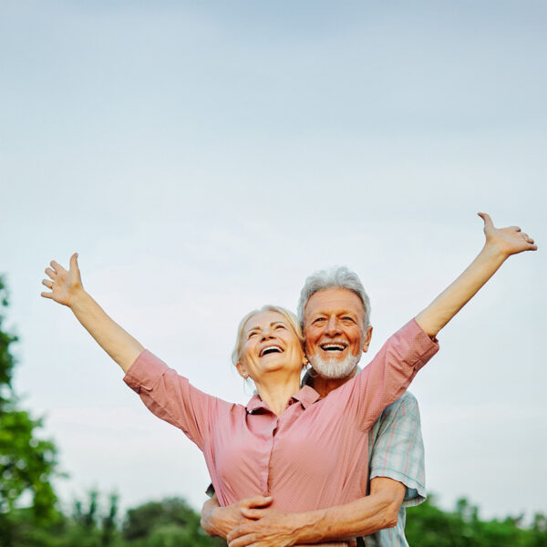 Ein älteres Ehepaar mit einem guten Immunsystem.