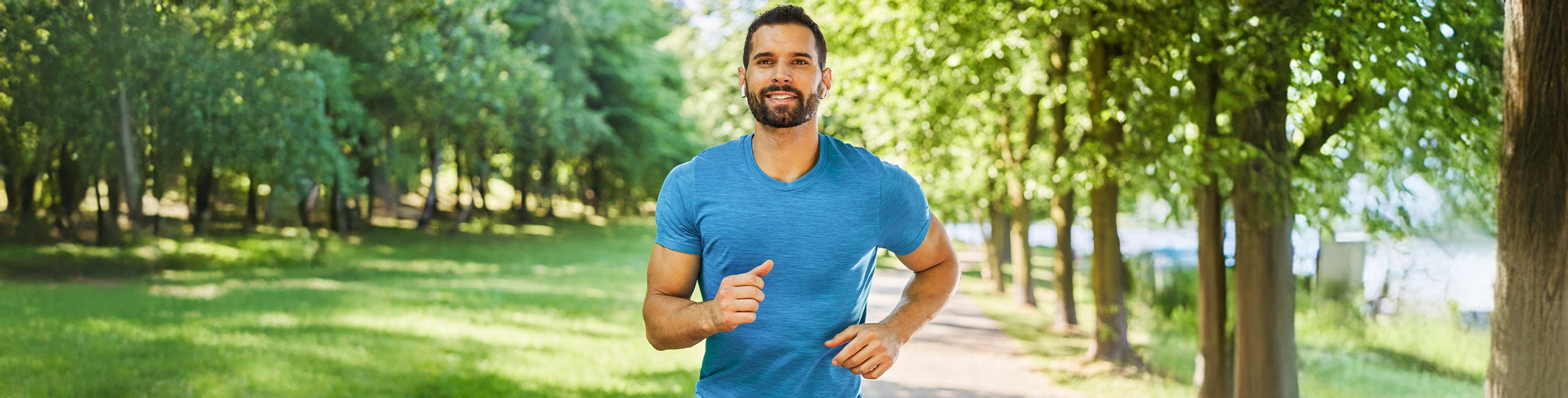 Mann joggt im Park, körperliche Aktivität.