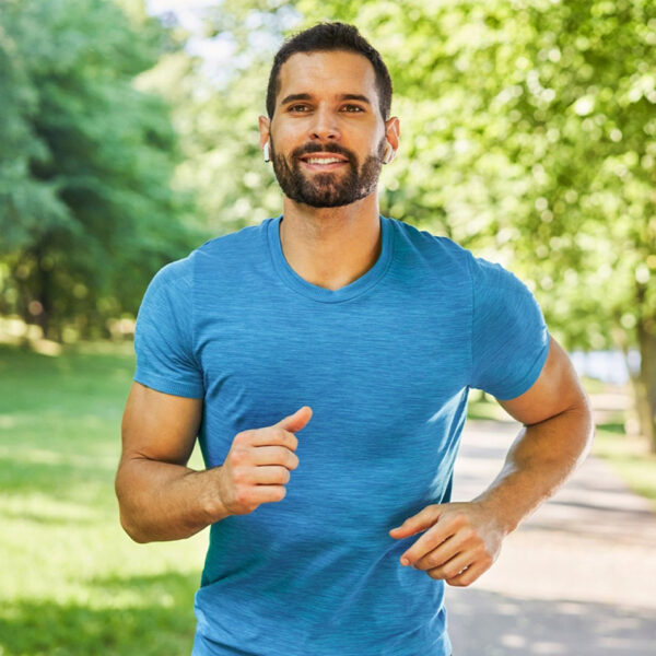 Mann joggt im Park, körperliche Aktivität.