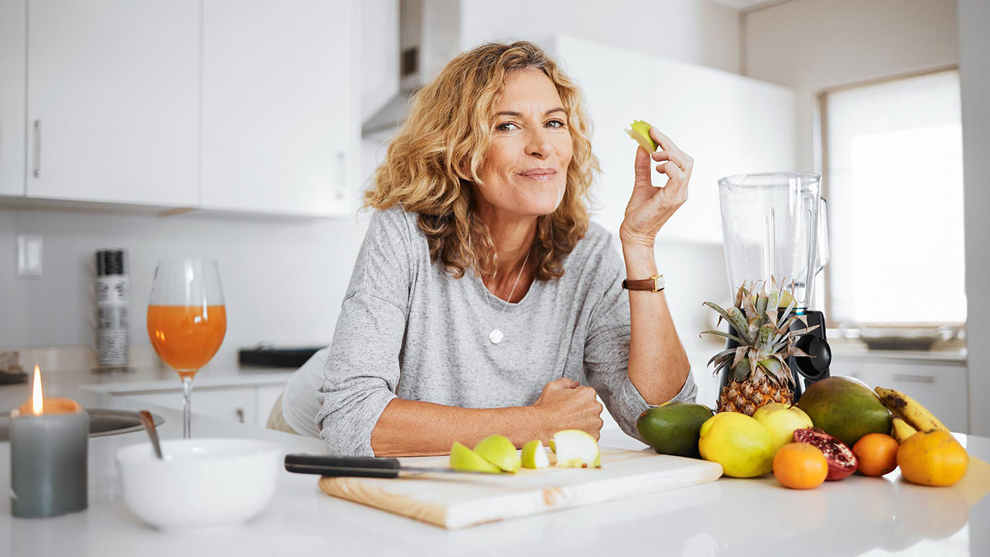 Eine gesunde Frau ist wie Obst in der Küche.